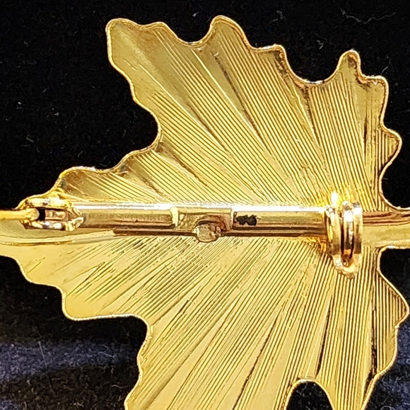Gold Tone Maple Leaf Pin Brooch - Picture 4 of 7